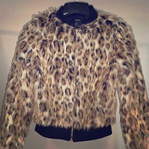 A glamorous season is near! Faux leopard bomber